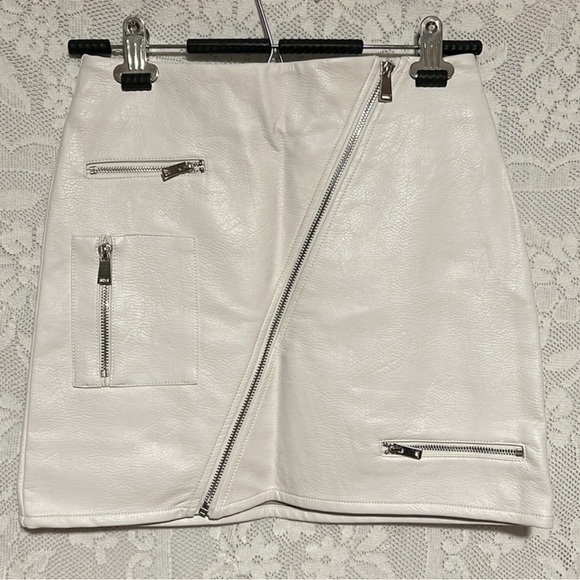 NWT I.AM.GIA Courtney 2.0 White Diagonal Zipper Skirt - Picture 2 of 4